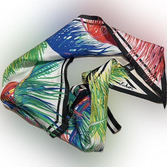🔹🔸♦️Echo Fern Print Silk Diamond Scarf | Est. 42.5”L x 14”W - Picture 4 of 17